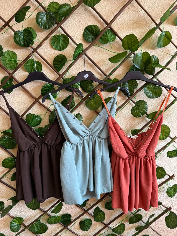 Top com tachas